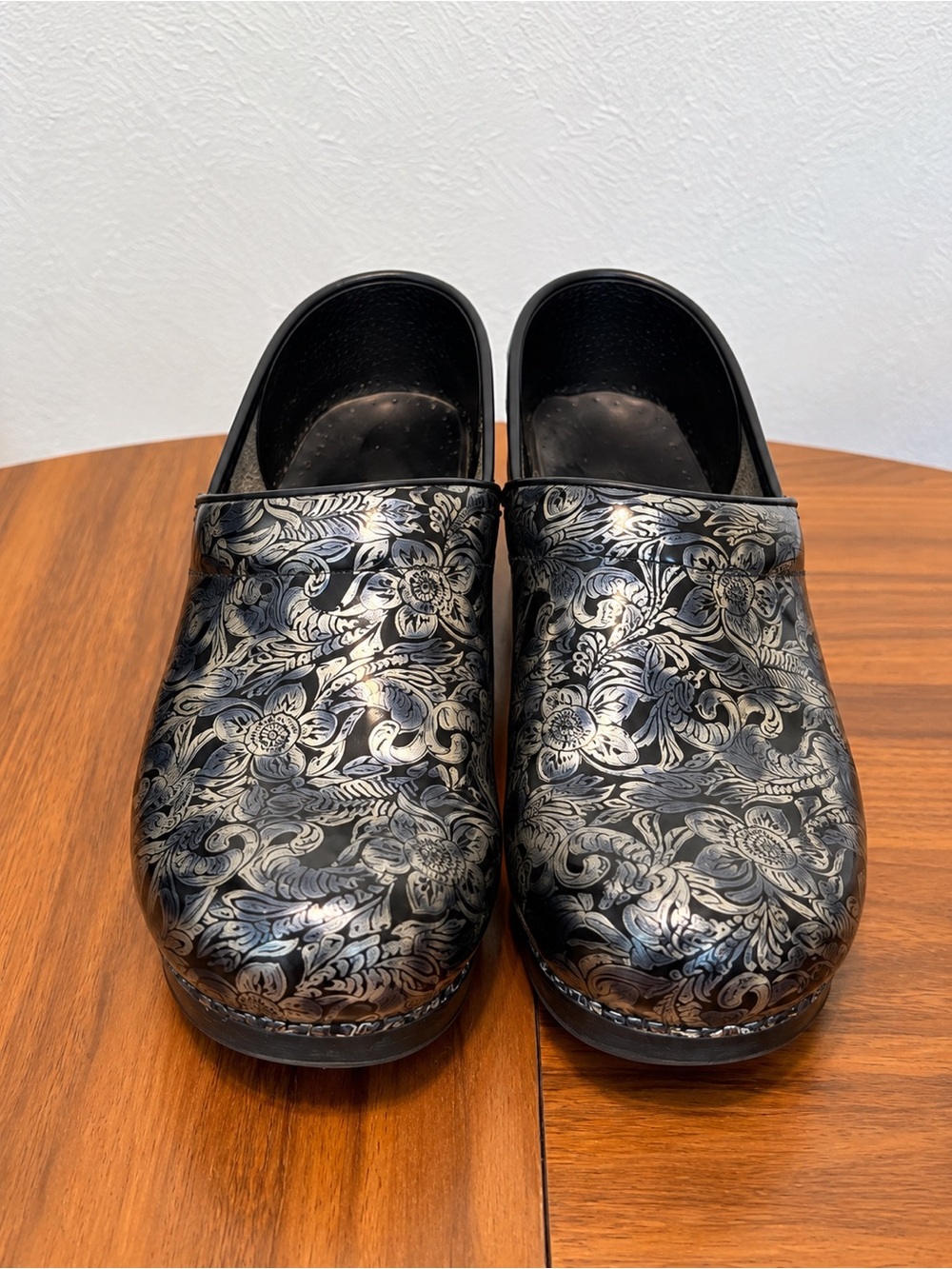 Dansko Professional Black Floral Tooled Leather Clogs Women’s EU 39 US 8.5–9